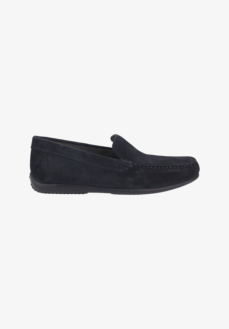 Sort ruskind herre slip-on loafer med syninger og gummisål, vist i sideprofil på hvid baggrund.