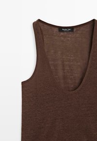 Braunes ärmelloses Stricktop mit tiefem Rundhalsausschnitt und sichtbarer Struktur, mit dem Etikett Massimo Dutti, hergestellt in Kambodscha.