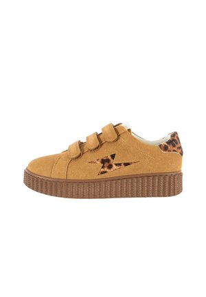 Baskets en daim marron avec trois bandes Velcro, semelle épaisse à motifs, et détail éclair imprimé léopard au talon.