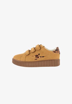 Sneaker in camoscio marrone con tre strisce in velcro, suola spessa con motivo e dettaglio a forma di folgore e tallone con stampa leopardata.