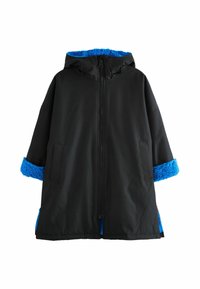 Svart parkas med huva, som har en framsida med dragkedja och sidfickor. Blå, fluffig foder och manschetter ger kontrast och textur.