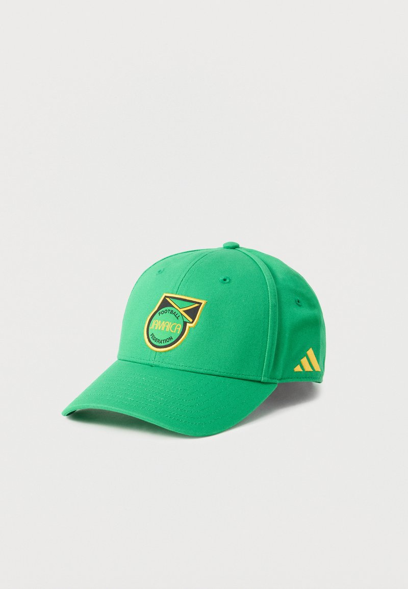 Zielona czapka bejsbolowa z logo Jamajskiej Federacji Piłkarskiej z przodu oraz żółtym logo Adidas po boku, przedstawiona na jednolitym tle.