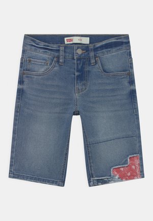 Dżinsowe krótkie spodenki typu slim fit z przednimi kieszeniami, szlufkami na pasek, zapięciem na guziki oraz czerwoną naszywką bandany na dolnej, prawej nodze.