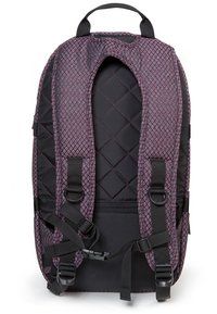 Batoh z prošité fialové a černé látky. Má nastavitelné popruhy, horní rukojeť a diamantový vzor na přední straně.