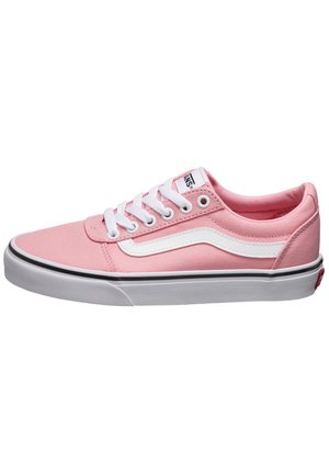 Zapatilla de lona rosa de corte bajo con cordones blancos, banda lateral blanca y suela gruesa de goma blanca con ribete negro.
