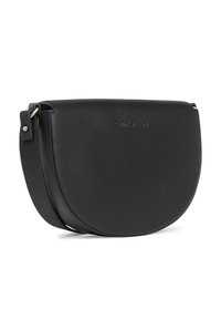 Czarna skórzana torba na ramię o zaokrąglonym kształcie, z żebrowaną fakturą, regulowanym paskiem oraz subtelnym wytłoczonym logo z przodu.