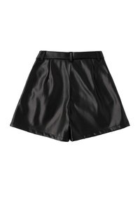 Pantaloni corti neri in ecopelle con una texture liscia, vita aderente e davanti plissettato. Il design presenta un taglio pulito e dritto.