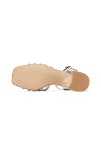 Sandal con tacco argento e cinghie decorative, caratterizzata da una superficie liscia e una suola in gomma. Dotata di fibbia regolabile alla caviglia per una vestibilità perfetta.
