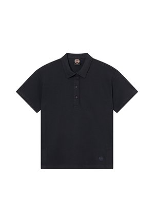Schwarzes, kurzärmeliges Poloshirt mit Kragen und Dreiknopf-Leiste, mit einem kleinen runden Logo nahe dem Saum auf weißem Hintergrund.