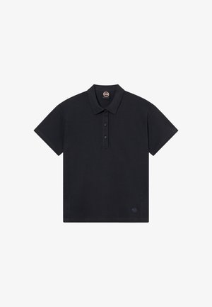 Schwarzes, kurzärmeliges Poloshirt mit Kragen und Dreiknopf-Leiste, mit einem kleinen runden Logo nahe dem Saum auf weißem Hintergrund.
