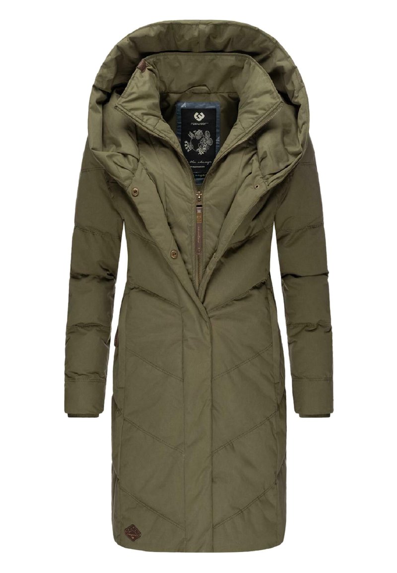 Cappotto imbottito verde oliva con un grande cappuccio, apertura con zip e motivo a rombi diagonali. Presenta tasche laterali e un accento in pelle marrone.