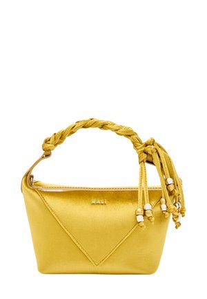 Borsa in satin gialla con design triangolare, manico intrecciato e nappine decorative con perline metalliche. Logo "NALI" in argento.