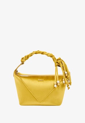 Keltainen satiinilaukku, jossa on kolmiomainen muotoilu, punottu kahva ja koristeelliset tupsut, joissa on metallisia helmiä. Logo "NALI" hopeisena.