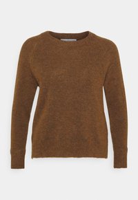 Suéter de punto marrón con escote redondeado y mangas largas. Textura suave, puños acanalados y corte relajado. Sin patrones ni acentos visibles.