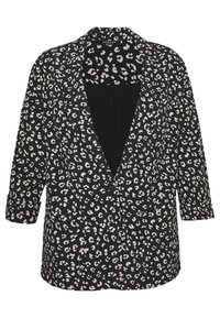Blazer noir avec motif léopard blanc irrégulier, manches trois-quarts, fermeture par un seul bouton noir, col à revers cranté.