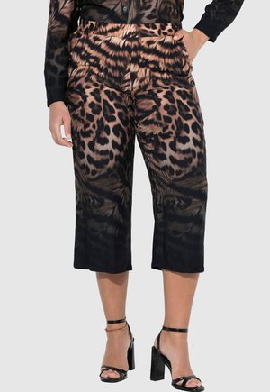 Kalhoty culottes z lehkého materiálu s černobraným leopardím potiskem, délka po lýtka, se bočními kapsami a volným střihem.