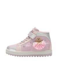 Sneakers alte rosa con dettagli glitterati, una decorazione a forma di orsetto in tutù e una cintura argentata con loghi e dettagli di strass.