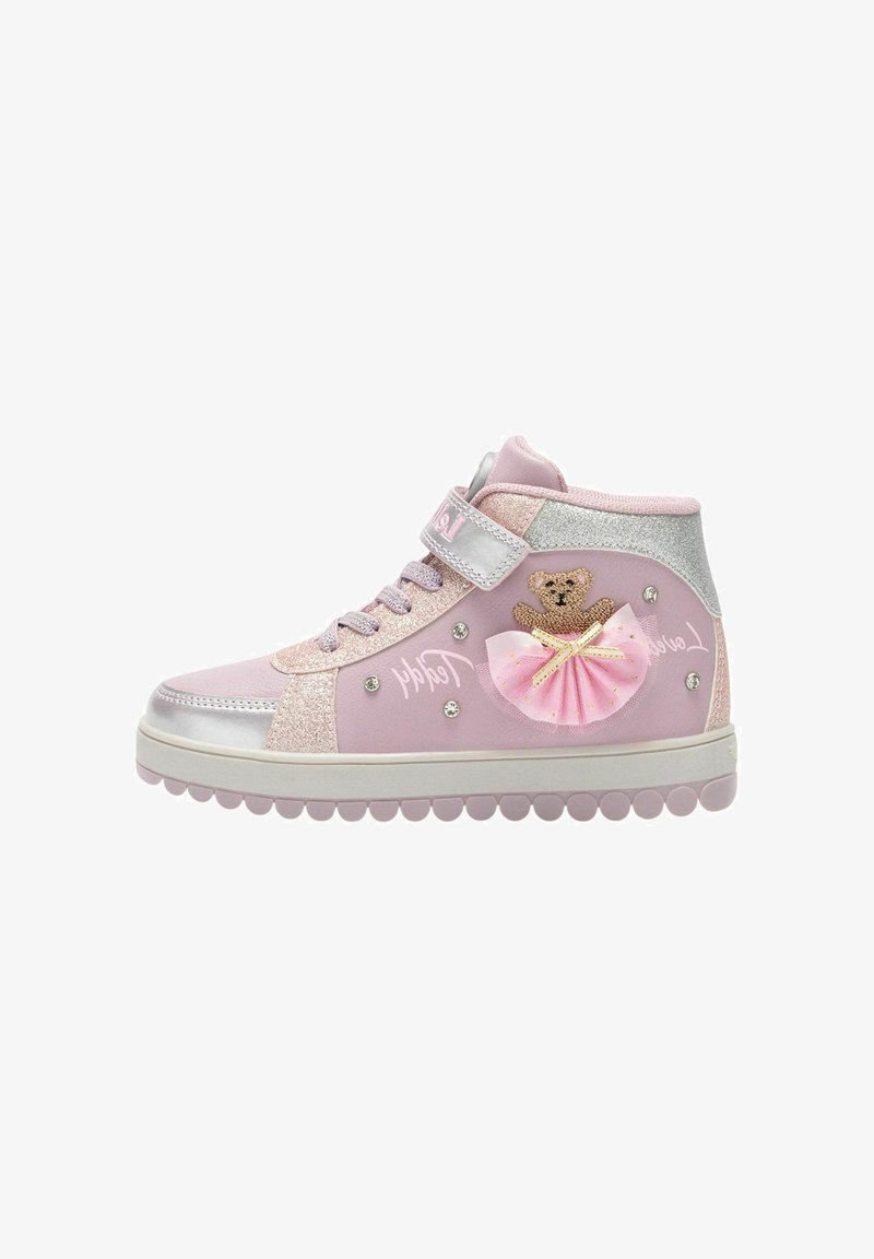 Sneakers alte rosa con dettagli glitterati, una decorazione a forma di orsetto in tutù e una cintura argentata con loghi e dettagli di strass.
