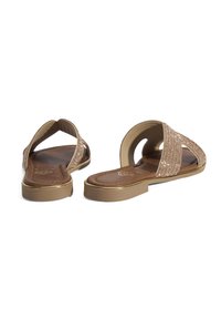 Sandales à bout ouvert avec deux brides diagonales scintillantes. Elles disposent d'une semelle intérieure en cuir marron rembourrée et d'une semelle texturée basse. Couleur : or rose.
