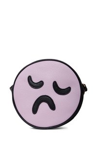 Borsa rotonda realizzata in morbida pelle rosa testurizzata con un design di faccina triste nera. Presenta un contorno nero e una tracolla.