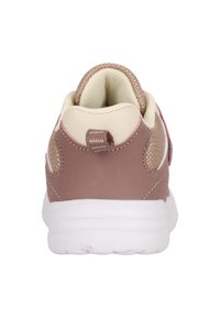 Braune Sneaker mit einer weißen Sohle, ausgestattet mit einem gepolsterten Kragen, Netzpaneelen und einem Schlaufenanhänger an der Ferse für einfaches Anziehen.