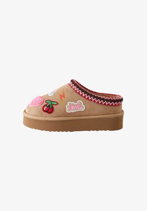 Next, REGULAR FIT - SHOOT SLIPPERS - Papuče - tan brown badges