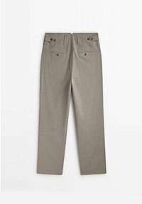 Pantalon beige sur mesure avec jambes droites, poches arrière passepoilées à bouton, et passants de ceinture, présenté à plat sur fond blanc.