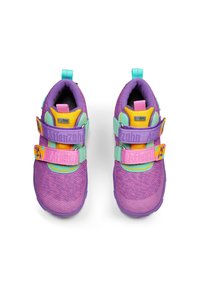 Zapatillas moradas con textura de malla, dos correas ajustables en rosa y azul verdoso, con un acento colorido y punteras reforzadas.
