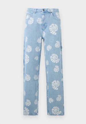 Svijetloplave traperice s bijelim spiralnim uzorcima školjki, ravnog kroja, prednjim džepovima i petljama za remen.