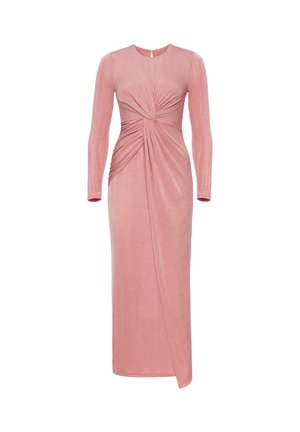 Midi sukienka z długim rękawem z aksamitnej, pudrowo-różowej tkaniny, ze zdobieniem w postaci marszczonego skrętu w talii oraz asymetrycznym, drapowanym panelem na spódnicy.