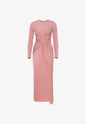 Midi sukienka z długim rękawem z aksamitnej, pudrowo-różowej tkaniny, ze zdobieniem w postaci marszczonego skrętu w talii oraz asymetrycznym, drapowanym panelem na spódnicy.