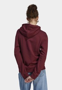 adidas Sportswear ESSENTIALS LINEAR - Mikina s kapucňou - shadow red   white