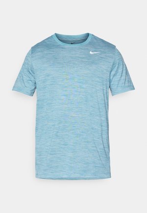 Lichtblauw T-shirt met korte mouwen, gemaakt van een gestructureerde, lichte stof. Heeft een ronde halslijn en een klein wit logo op de borst.