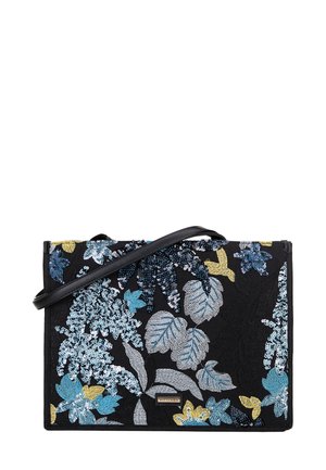 Borsa a fiori nera con ricami testurizzati in blu e giallo, dotata di una tracolla nera e di forma rettangolare.