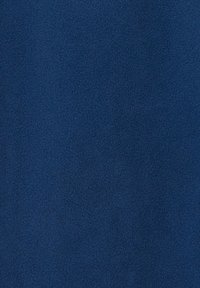 Marineblauwe fleece stof met een zachte, lichtjes gestructureerde surface. Uniforme kleur zonder zichtbare patronen of accenten.