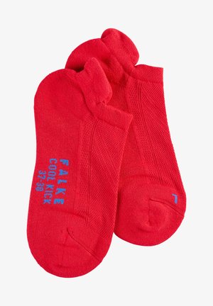 Rote Knöchelsocken aus strukturiertem Stoff, mit blauer Beschriftung "FALKE COOL KICK 37-39". Unsichtbares Design mit verstärktem Fersenbereich.