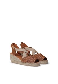 Sandali wedge in pelle intrecciata marrone con dettagli dorati. Cinghie in tessuto beige che si incrociano sopra il piede. Dettaglio in corda stile espadrilles sulla zeppa.