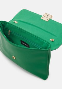 Bolso de mano de cuero sintético verde con un acabado suave, detalles dorados y un bolsillo con cremallera en el interior. Cierre magnético en la parte superior.