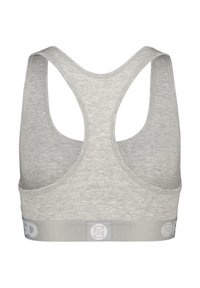 Sujetador deportivo gris con diseño de espalda nadadora, hecho de una tela suave y texturizada. Presenta una banda elástica ancha en la parte inferior con un logo.