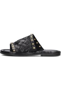 Zwarte geweven leren instapsandalen met een platte zool, met gouden studs aan de zijkanten en een gestructureerd bovenwerk ontwerp.
