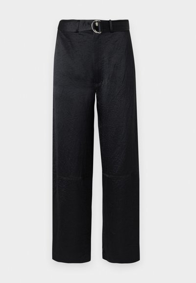Zwarte wijde broek met een textuurafwerking, voorzien van een riem met een ronde zilveren gesp en minimale naden.