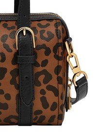 Sac à main à imprimé léopard avec une surface marron texturée, des accents noirs, des éléments en or et une bandoulière amovible. Il est doté d'une fermeture à glissière.