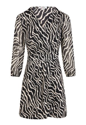 Vestido de manga corta en negro y crema con un patrón de rayas de cebra, que presenta un escote en V y una cintura ajustada, hecho de una tela ligera.