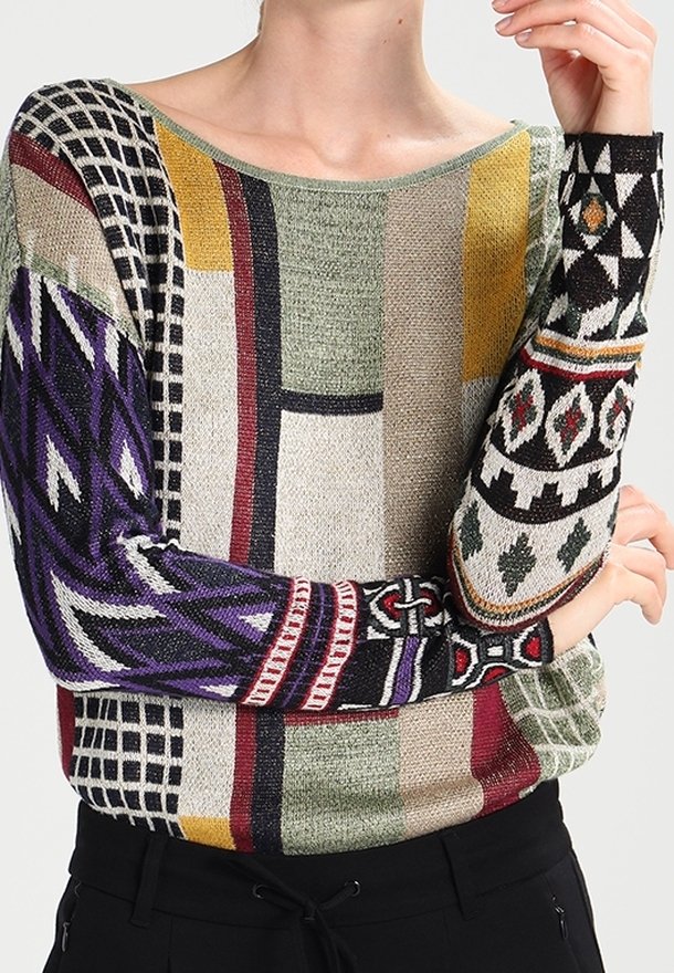Maglione multicolore dal fit morbido, caratterizzato da vari motivi, tra cui design geometrici e tribali, realizzato in tessuto a maglia testurizzato.