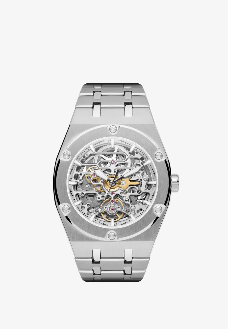 Zilveren roestvrijstalen horloge met een skeleton-dial die complexe tandwielen toont. Voorzien van gepolijste accenten en een robuust, hoekig kastontwerp.