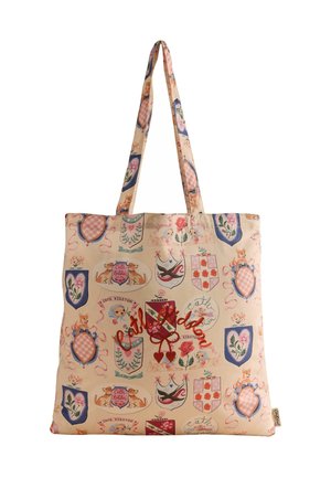 Sac cabas beige avec longues anses, décoré de blasons colorés de style vintage, de fleurs, d'animaux et de texte rouge "Cath Kidston" à l'avant.