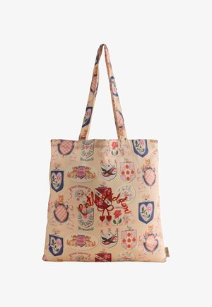 Beżowa torba na ramię z długimi uchwytami, ozdobiona kolorowymi herbami w stylu vintage, kwiatami, zwierzętami i czerwonym tekstem "Cath Kidston" z przodu.