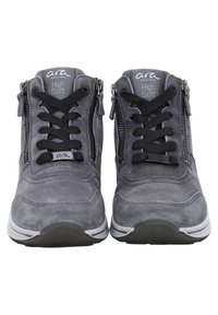 Graue Wildleder-Hochschuhe mit schwarzen Schnürsenkeln, seitlichen Reißverschlüssen und einer weißen Sohle. Verfügt über eine strukturierte Oberfläche und Branding auf der Zunge.