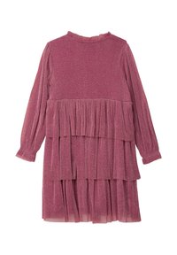 Vestido fucsia con mangas largas, tejido texturizado, volantes en el dobladillo y cuello alto. El material tiene un suave brillo.