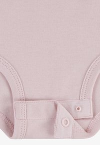 Svijetlo ružičasti dječji bodi od mekanog pamuka s kratkim rukavima, s ubrizganim rubom, uzicom za zakopčavanje na dnu i glatkom teksturom.